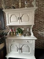 Witte houten kast, Ophalen