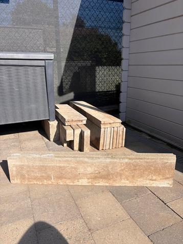 Boordsteen beschikbaar voor biedingen