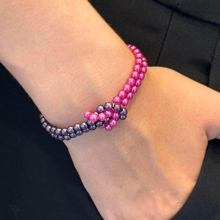 Armband met roze en paarse parelstrik, Handtassen en Accessoires, Armbanden, Nieuw, Overige materialen, Overige kleuren, Met bedels of kralen