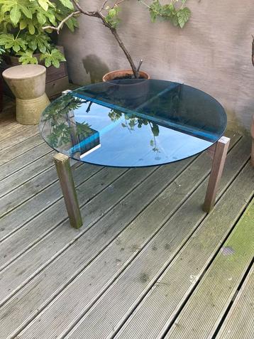 Blauw glazen salontafel - houten onderstel 