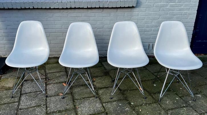 Vier Charles en Ray Eames ‘Plastic Chair’ stoelen, Huis en Inrichting, Stoelen, Zo goed als nieuw, Vier, Kunststof, Metaal, Wit