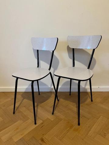 2 chaises en formica. beschikbaar voor biedingen