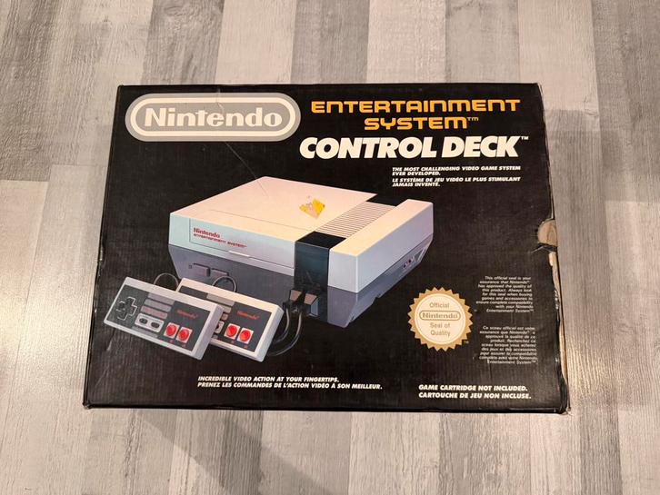 Oude Nintendo NES in doos met 2 games, Games en Spelcomputers, Spelcomputers | Nintendo NES, Zo goed als nieuw, Met 2 controllers