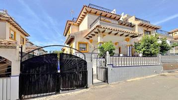 Mediterrane hoekwoning te koop in Punta Prima beschikbaar voor biedingen