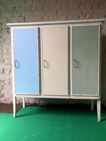 pastelkleurig vintage kastje beschikbaar voor biedingen