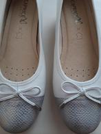 VOLLEDIG NIEUWE witte schoenen op klein sleehakje, Vêtements | Femmes, Chaussures, Caprice, Sabots, Envoi, Blanc