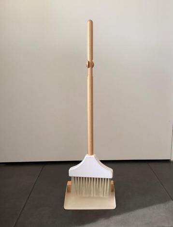 Houten veger en blik  beschikbaar voor biedingen