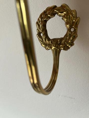 Twee messing kapstokhaken beschikbaar voor biedingen