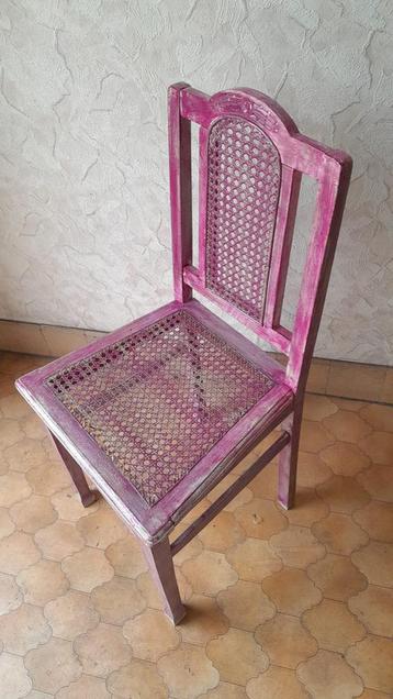 Paarse houten vintage stoel beschikbaar voor biedingen