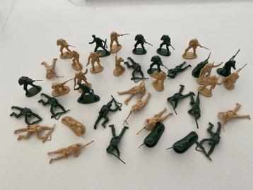 Legermannetjes groen beige beschikbaar voor biedingen