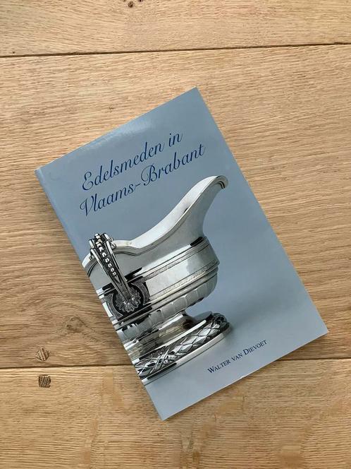 Boek “Edelsmeden in Vlaams-Brabant” v. Walter van Dievoet, Antiek en Kunst, Antiek | Zilver en Goud, Zilver, Ophalen of Verzenden