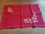 Rood klein tafelkleedje met witte bloemen 56 cm op 36 cm, Huis en Inrichting, Ophalen, Gebruikt, Rechthoek, Binnen