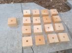 17 cubes en bois identiques percés, Enlèvement ou Envoi
