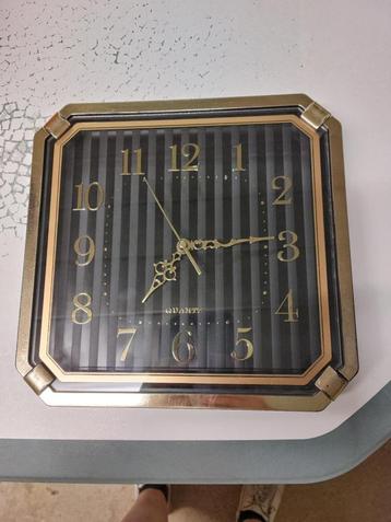 Klok om op te hangen beschikbaar voor biedingen