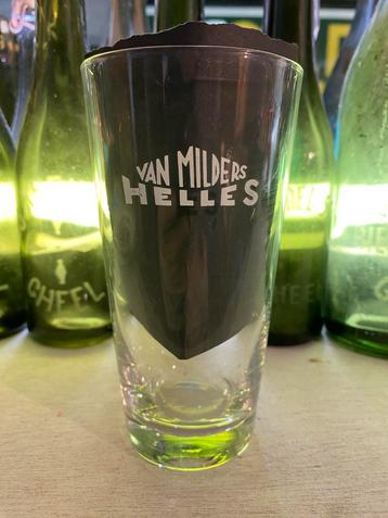 Bierglas van milders geel beschikbaar voor biedingen