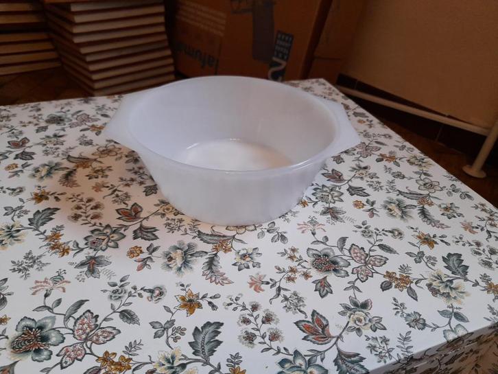 Plat four Vintage en verre de lait Arcopal France, bon état, Antiek en Kunst, Antiek | Keramiek en Aardewerk, Ophalen