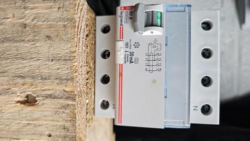 Disjoncteur différentiel Legrand 4P 40 A 30 mA, Doe-het-zelf en Bouw, Elektriciteit en Kabels, Gebruikt, Schakelaar, Ophalen