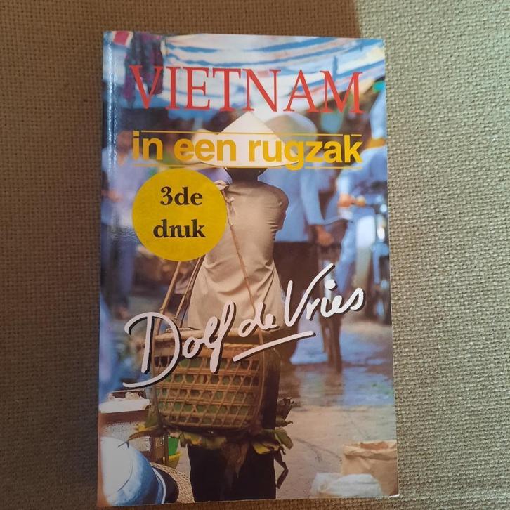 VIETNAM IN EEN RUGZAK - DOLF DE VRIES , Boeken, Reisgidsen, Reisgids of -boek, Azië, Ophalen of Verzenden