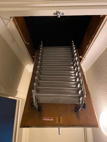 Zolder uittrekbare trapladder 13 treden. beschikbaar voor biedingen