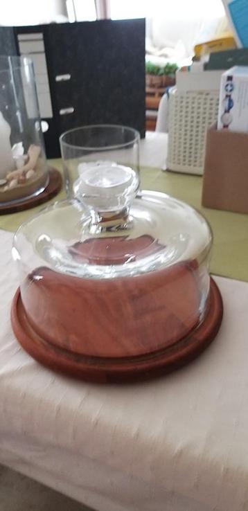 Kaasstolp met teakhouten schotel. beschikbaar voor biedingen