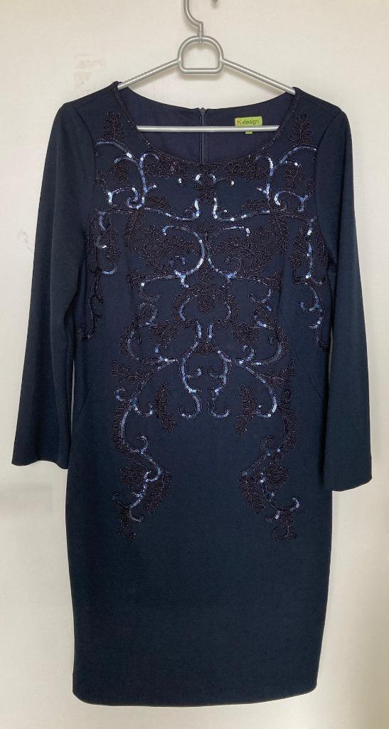 K.Design -marine blauwe jurk met pailletjes -maat 36_smal, Kleding | Dames, Jurken, Zo goed als nieuw, Maat 36 (S), Blauw, Onder de knie