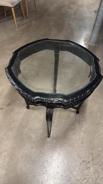 Zwarte Klassieke Bijzettafel met Glasplaat – Vintage Stijl beschikbaar voor biedingen