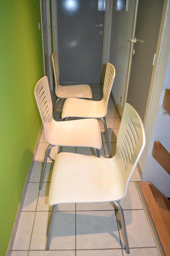 Eetkamerstoelen  4 stuks   wit  stapelbaar, Huis en Inrichting, Stoelen, Gebruikt, Vier, Metaal, Wit, Ophalen