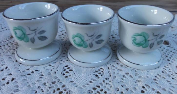 3 Vintage eierdopjes met groene rozen & zilverkleurig randje, Huis en Inrichting, Keuken | Servies, Gebruikt, Overige typen, Overige stijlen
