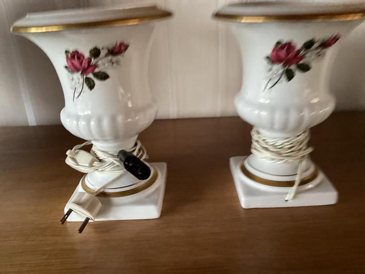 2 vases anciens en porcelaine de Bruxelles, Antiquités & Art, Antiquités | Porcelaine, Enlèvement ou Envoi