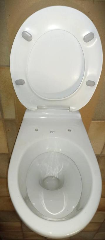 Hangtoilet merk Ideal beschikbaar voor biedingen