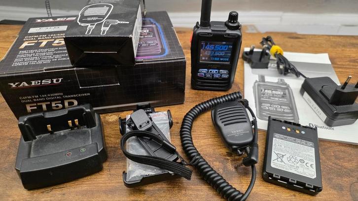 Yaesu FT-5D, Télécoms, Talkies-walkies & Walkies-talkies, Utilisé, Talkie-walkie ou Walkie-talkie, Enlèvement ou Envoi