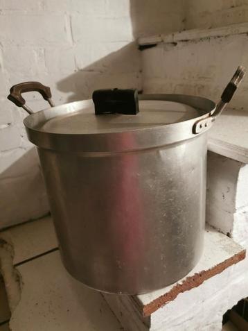 Antieke aluminum kookpot 