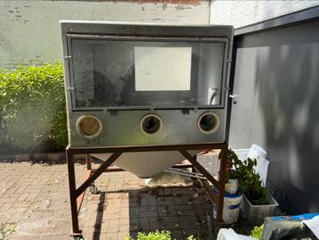 Grote inox zandstraalcabine beschikbaar voor biedingen