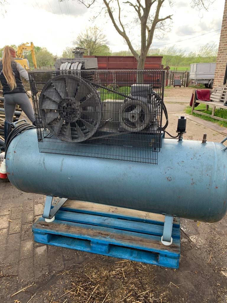 Airpres compressor 500 L, Ophalen, Zo goed als nieuw, 6 tot 10 bar, 400 tot 800 liter/min