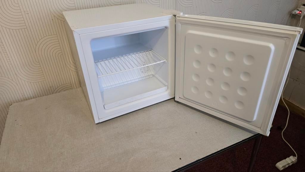 Salora FRB3200WH minivriezer witte kleur 31L en Parfa