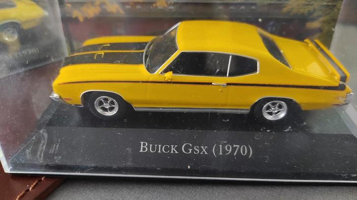 Buick GSX 1970 jaune 1:43 dans vitrine, Hobby & Loisirs créatifs, Voitures miniatures | 1:43, Enlèvement ou Envoi