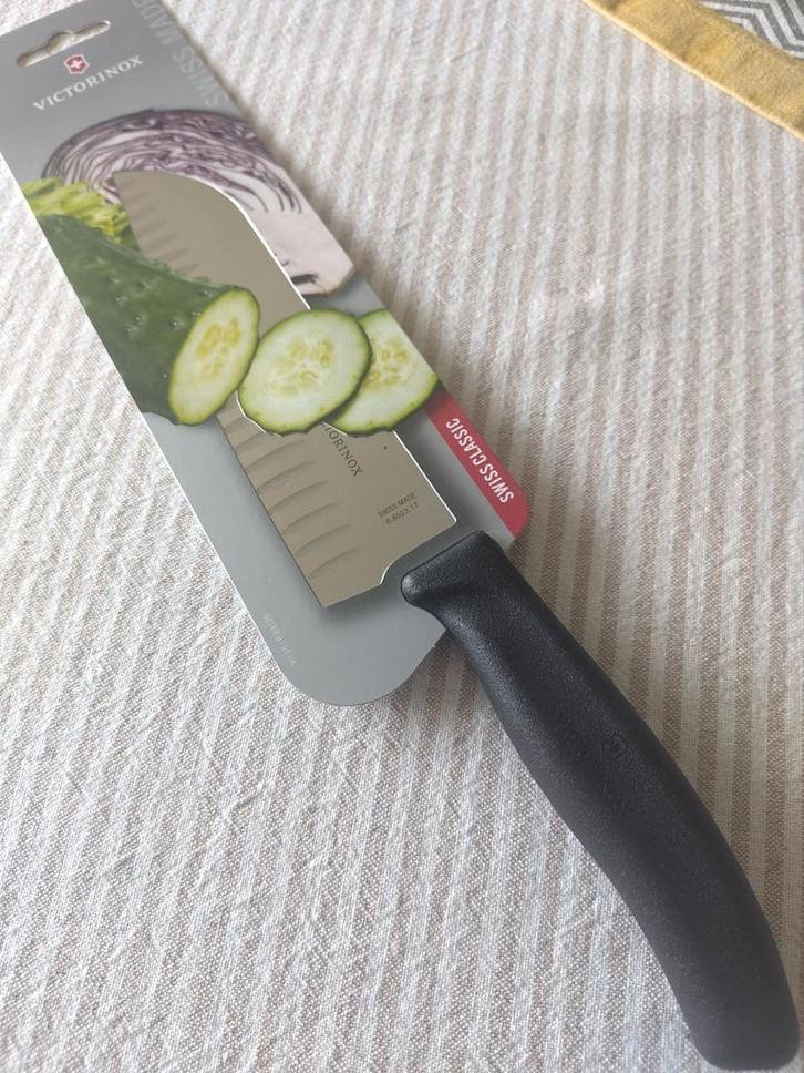 NEUF couteau Santoku VICTORINOX lame = 17cm, Maison & Meubles, Cuisine | Couverts, Neuf, Résiste au lave-vaisselle, Enlèvement ou Envoi