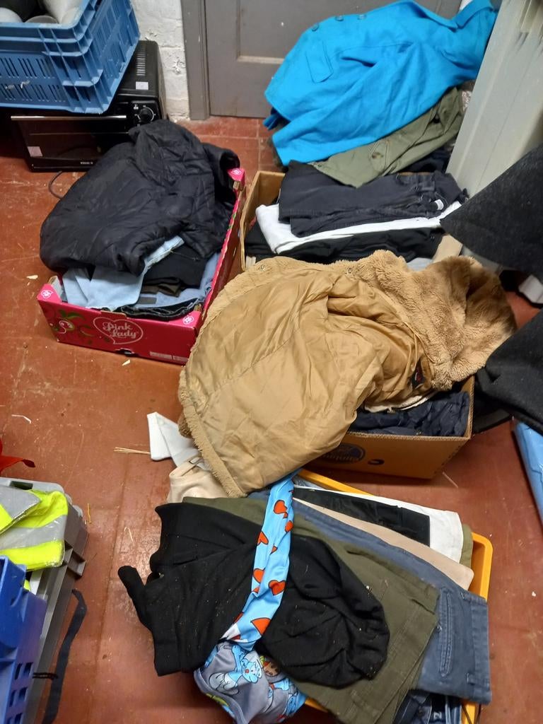 lot vetement femme et enfant et homme 5 caisse