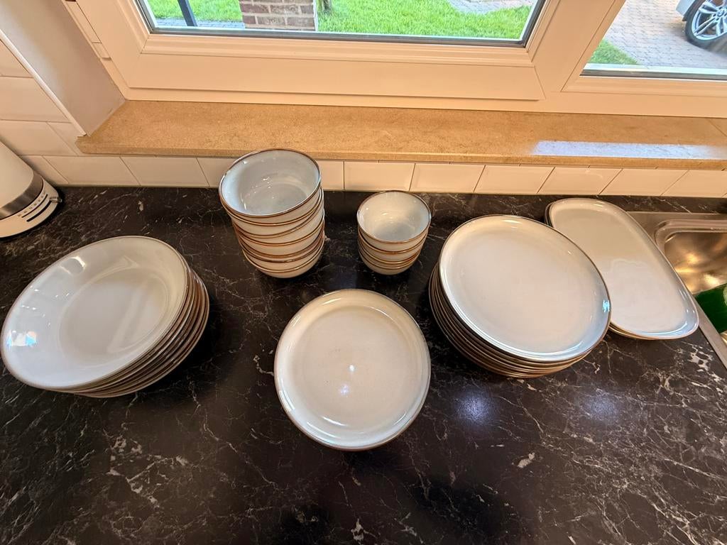 Servies set, Huis en Inrichting, Ophalen, Zo goed als nieuw, Aardewerk, Bord(en)