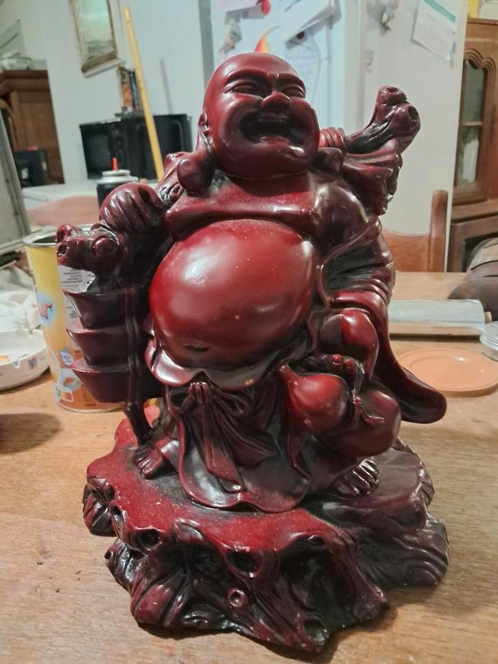 Lachend Boeddhabeeld in bordeauxrode hars., Huis en Inrichting, Woonaccessoires | Boeddhabeelden, Ophalen