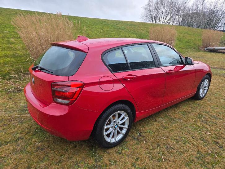 BMW 114i uit 2014, Auto's, BMW, Particulier, 1 Reeks, Zetelverwarming, Benzine, Euro 6, 5 deurs, Handgeschakeld, Rood, Ophalen