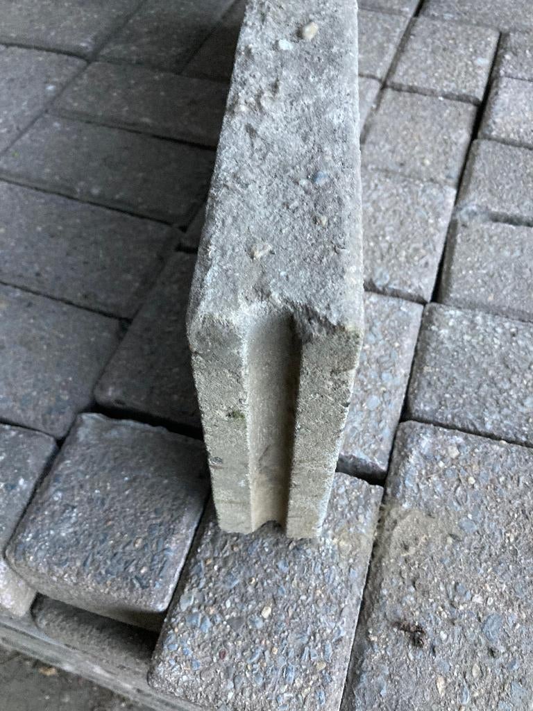 2 betonnen boordstenen/borduren 1 m lang met tand en gleuf, Ophalen, Gebruikt, 100 tot 200 cm, Minder dan 25 cm