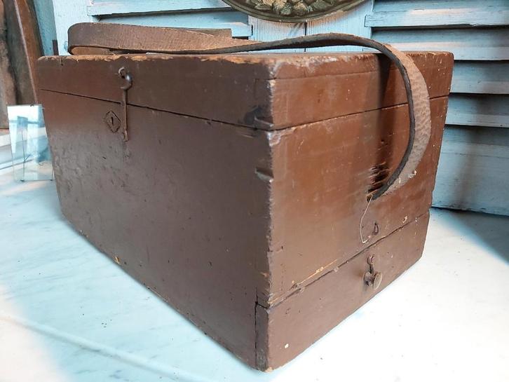 Grote stoere oude houten kist met riem en lade onderin, Antiek en Kunst, Curiosa en Brocante, Ophalen of Verzenden