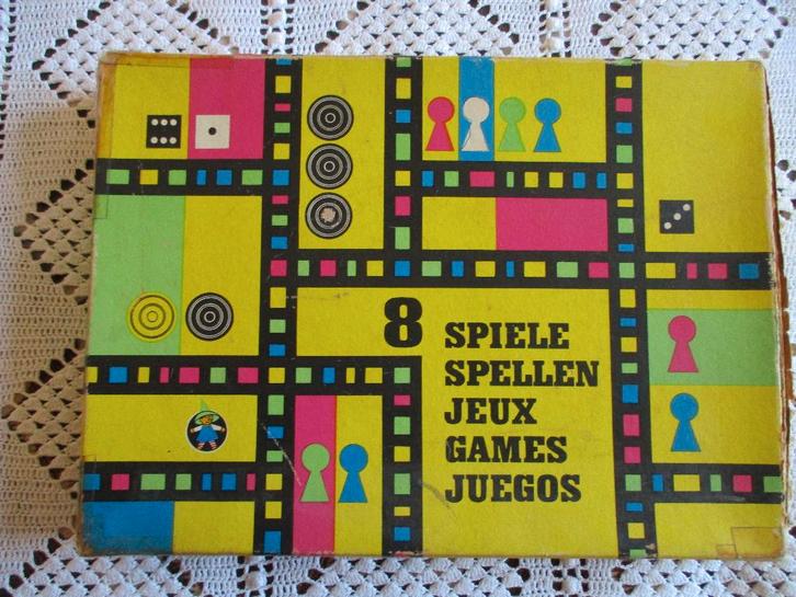 Gezelschapsspellen / doos met 8 spelletjes.(voetbal, dammen), Hobby en Vrije tijd, Gezelschapsspellen | Bordspellen, Gebruikt