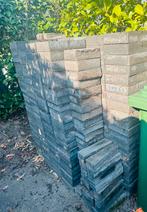 Gratis af te halen terras of opritstenen, Tuin en Terras, Ophalen, Gebruikt, Klinkers, 10 m² of meer