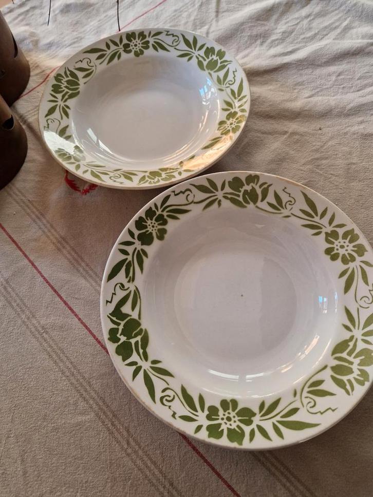 Twee borden van Moulin des Loups Orchies, Antiek en Kunst, Antiek | Servies los, Ophalen of Verzenden