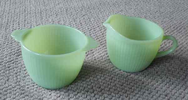 Sucrier et pot à lait en jadéite Fire King Glass, Enlèvement