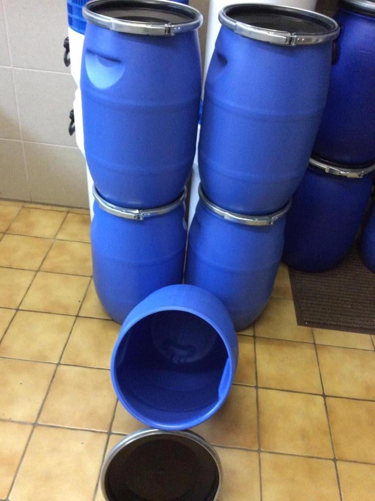 Voedertonnen 30 liter (als nieuw), Ophalen, Zo goed als nieuw