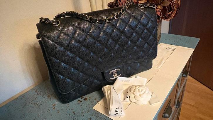 Chanel Maxi Classic Flazwart caviar, Handtassen en Accessoires, Tassen | Damestassen, Zo goed als nieuw, Zwart, Ophalen