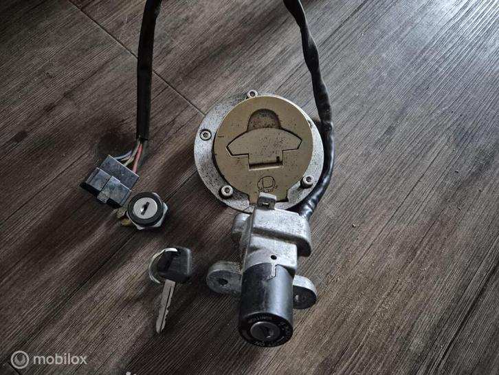 Contactslot tankdop olifantje 748 916 996 998 Monster ST2 4, Motoren, Onderdelen | Ducati, Gebruikt, Ophalen of Verzenden